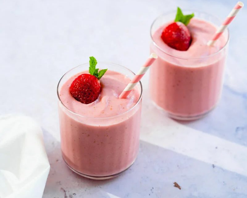 طرز تهیه اسموتی توت فرنگی