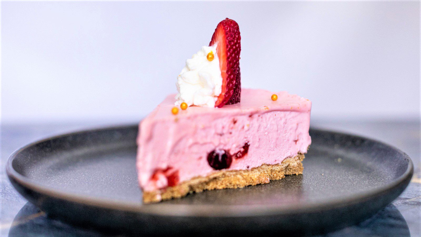 طرز تهیه چیز کیک توت فرنگی